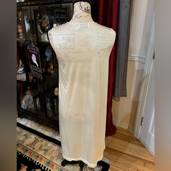 Vintage Vanity Fair 2 Piece Embroidered Vanity Fair Robe & Dress Slip Dress Set - Picture 6 of 10